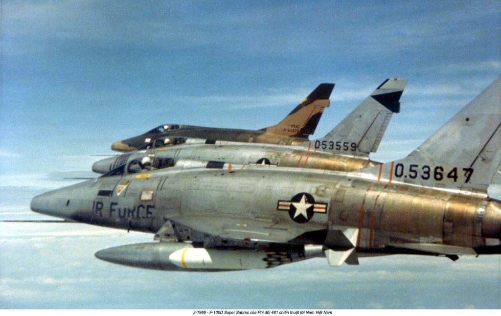 F-100 Super Sabre (17).jpg