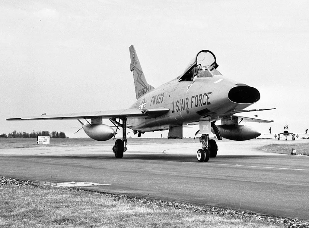 F-100 Super Sabre (43).jpg