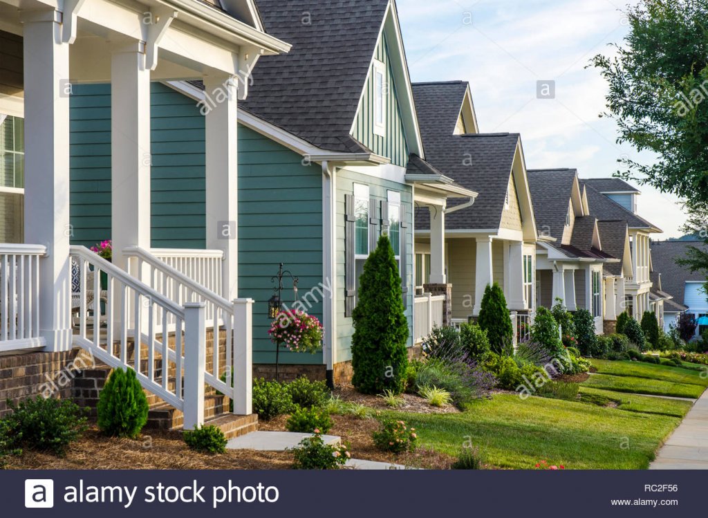 row-of-victorian-style-homes-in-a-suburban-neighborhood-RC2F56.jpg