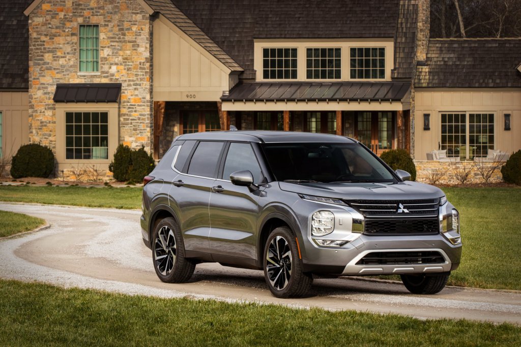 2022-mitsubishi-outlander-4-suv-carscoops.jpg