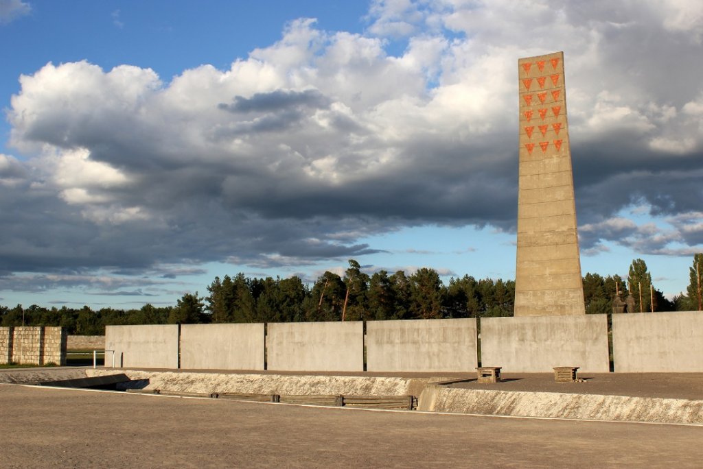 KZ_Sachsenhausen_Mahnmal_und_Erschießungsgraben.jpg