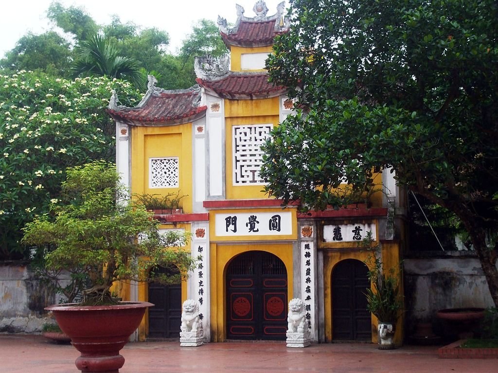 1024px-Cổng_chùa_Diên_Hựu.jpg