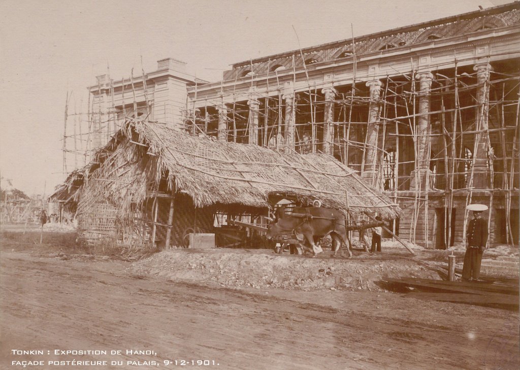 tonkin--exposition-de-hanoi-faade-postrieure-du-palais-9-12-1901_50102395766_o.jpg