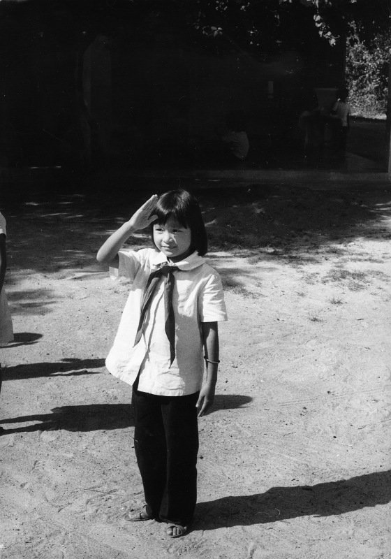 Mädchen_in_Pionierkleidung_in_einem_Waisenhaus_in_Ho-chi-Minh-Stadt_Vietnam_1978.jpg