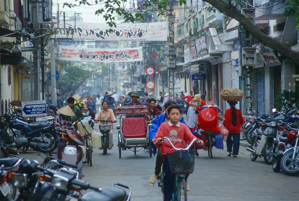 HAN Hanoi - street scene with cyclo2_b.jpg