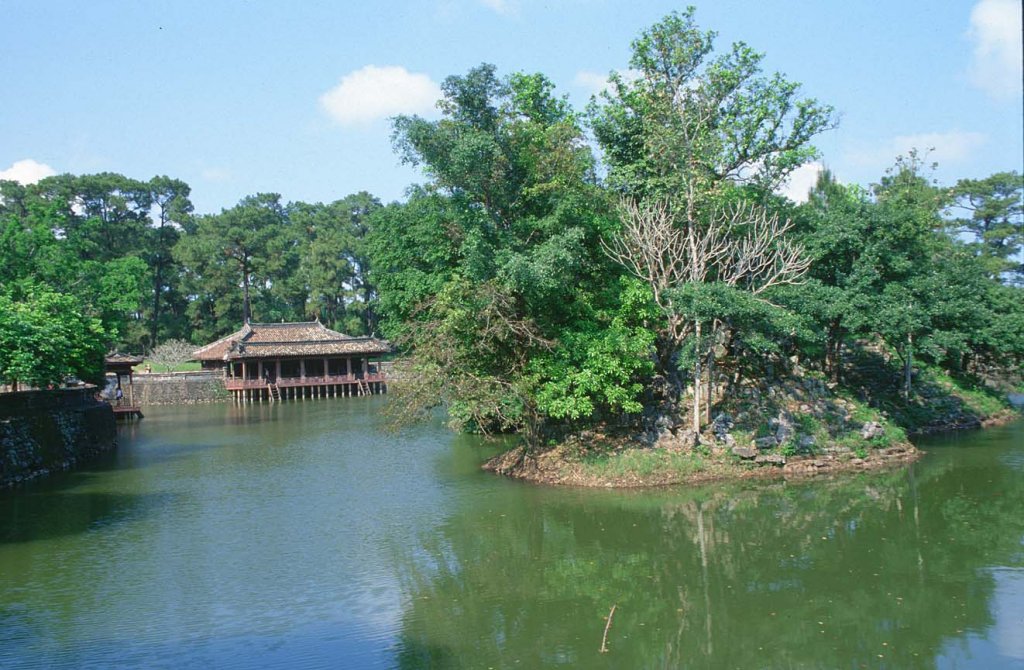 DAD Hue  Royal Tombs lotus pond with building_b.jpg