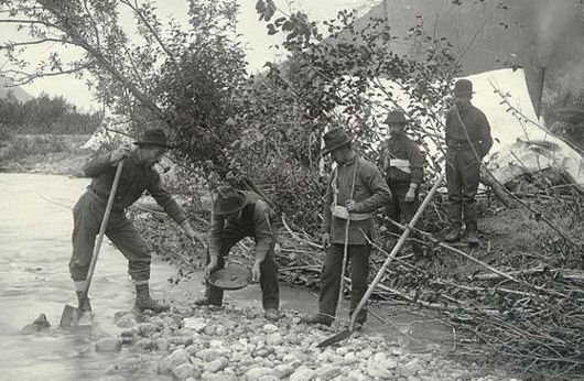 Chảo vàng ở Alaska 1897. đồ khai thác mỏ.jpg