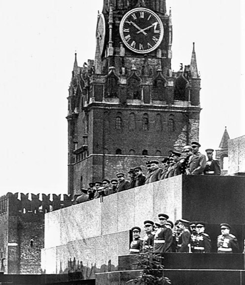 Parade 1945 -2.jpg