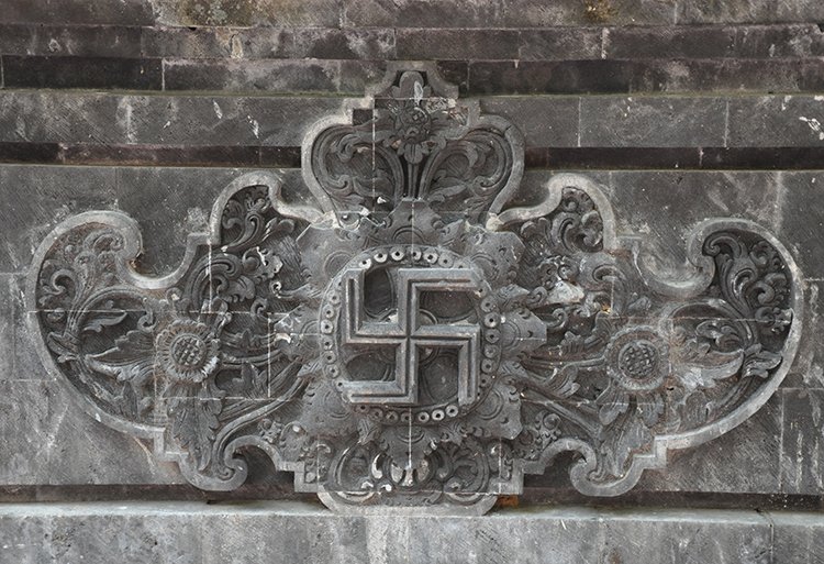 swastika-sign-on-goa-lawah-temple-in-bali-1.jpg