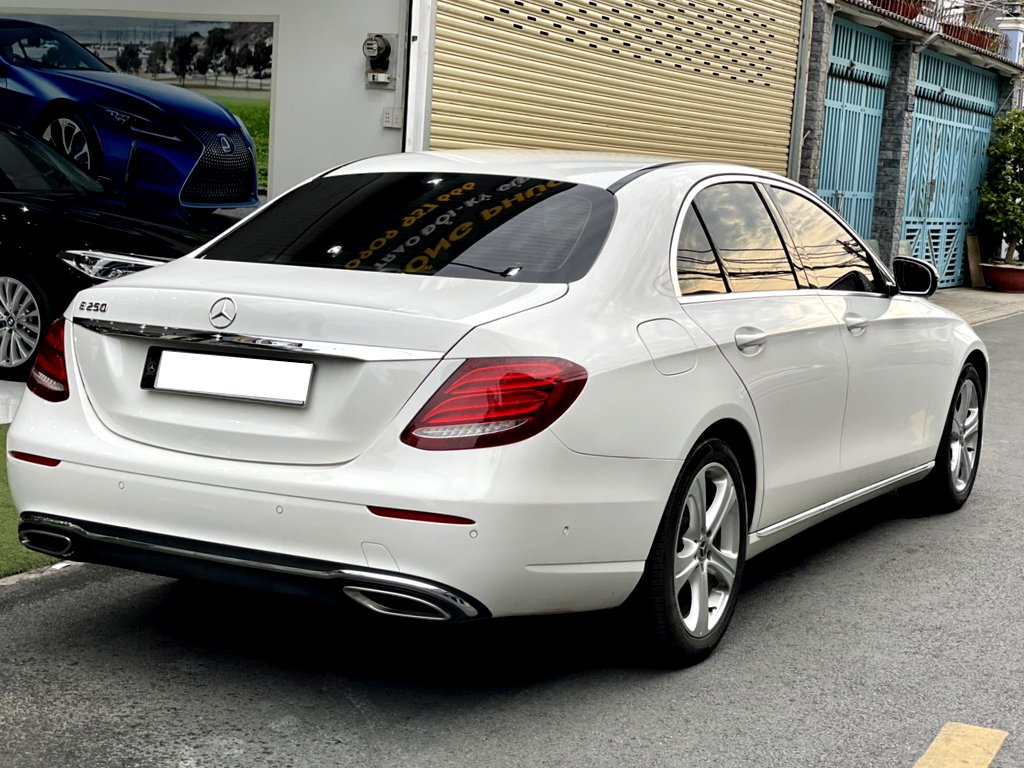 mercedes-e250-2017-trang-den (2).jpg