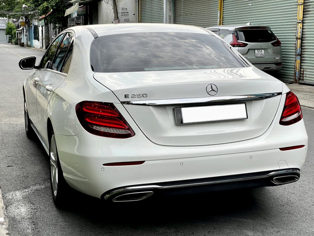 mercedes-e250-2017-trang-den (9).jpg