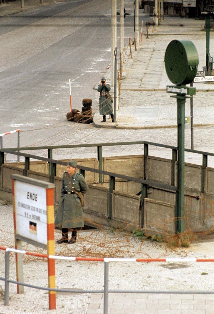 Berlin Wall 1961 (1_1_30).jpg