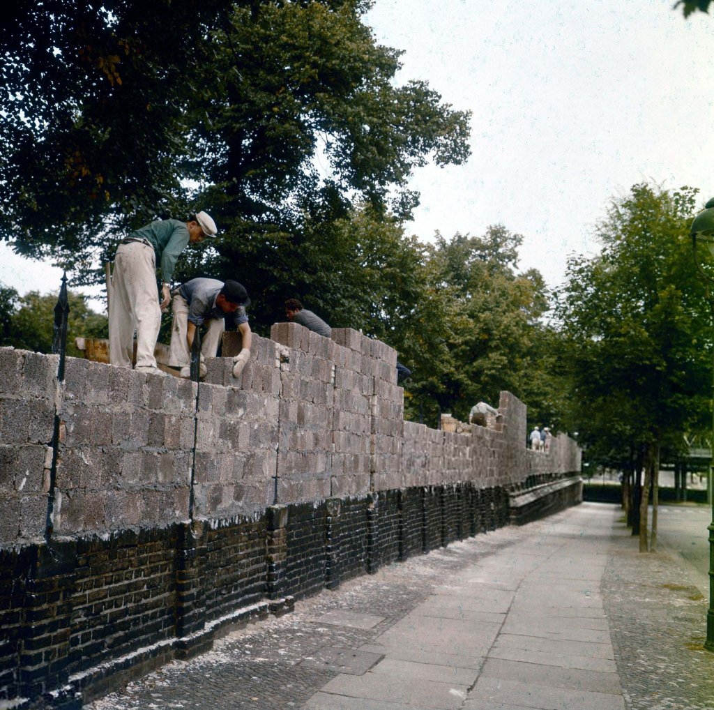 Berlin Wall 1961 (1_1_49).jpg