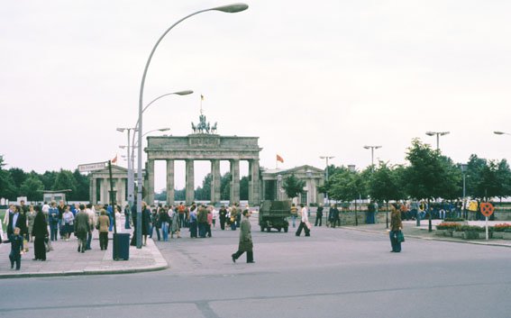 Brandenburger_Tor_Ost-Berlin_1977.jpg