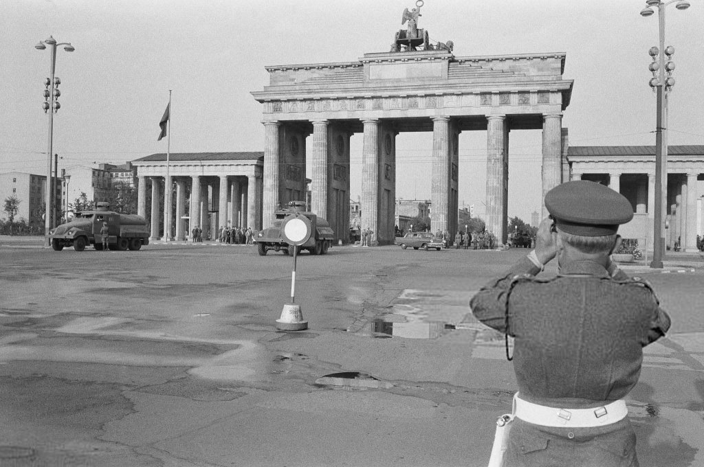 Berlin Wall 1961 (1_199_1).jpg