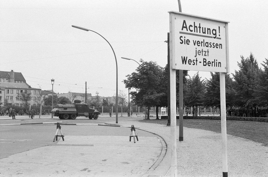 Berlin Wall 1961 (1_199_4).jpg