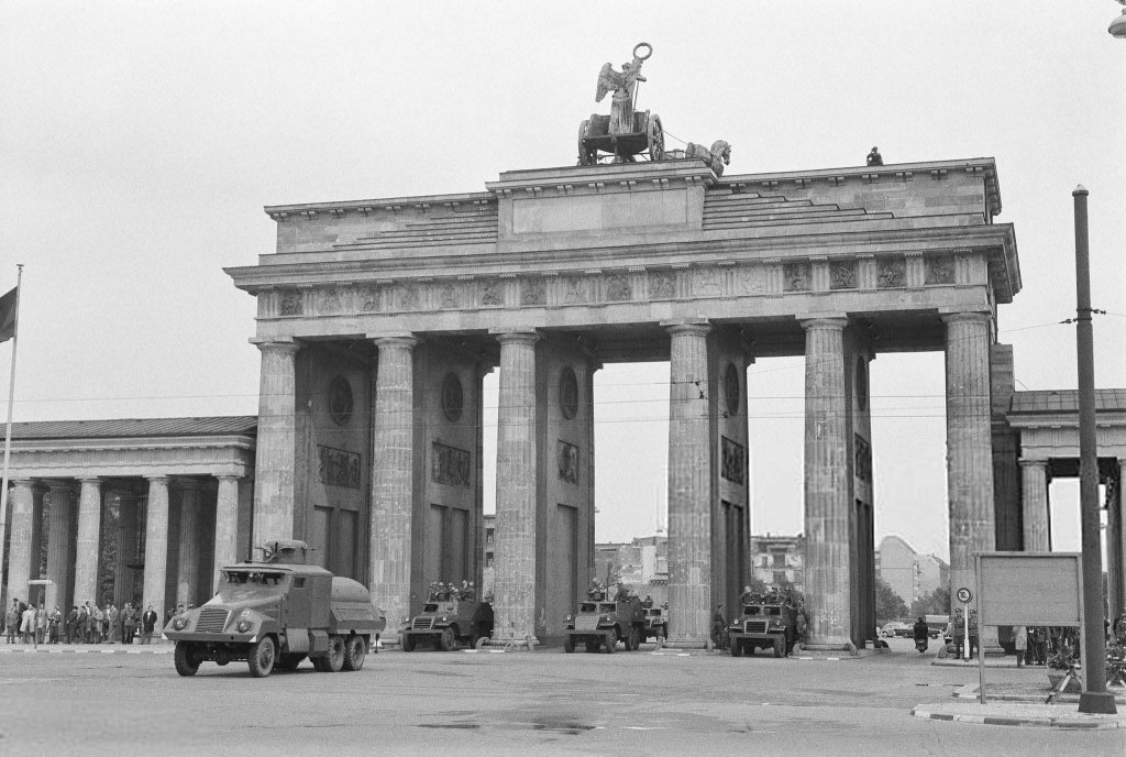 Berlin Wall 1961 (1_199_7).jpg