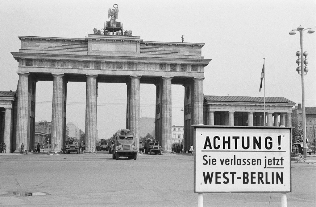 Berlin Wall 1961 (1_199_8).jpg