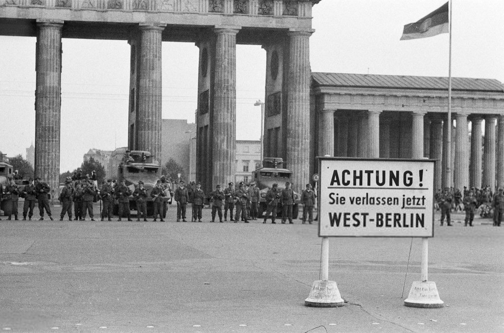 Berlin Wall 1961 (1_215).jpg