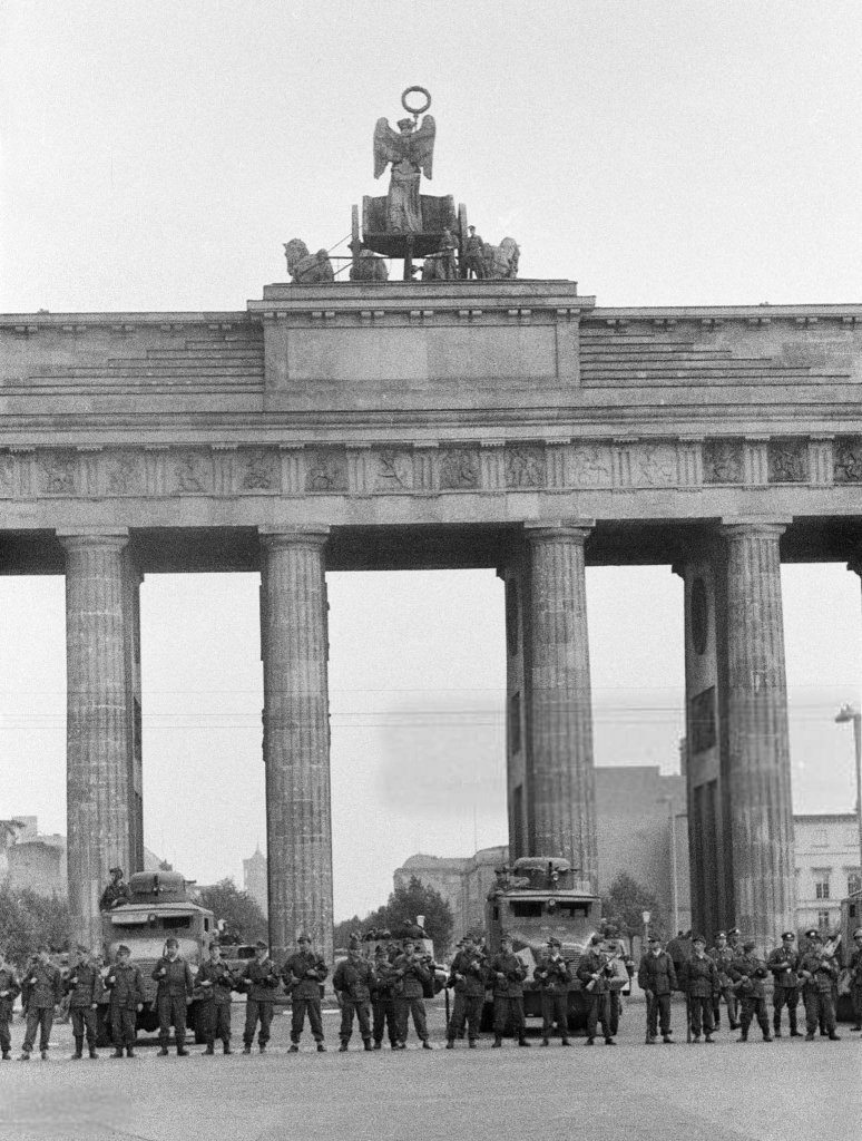 Berlin Wall 1961 (1_218).jpg