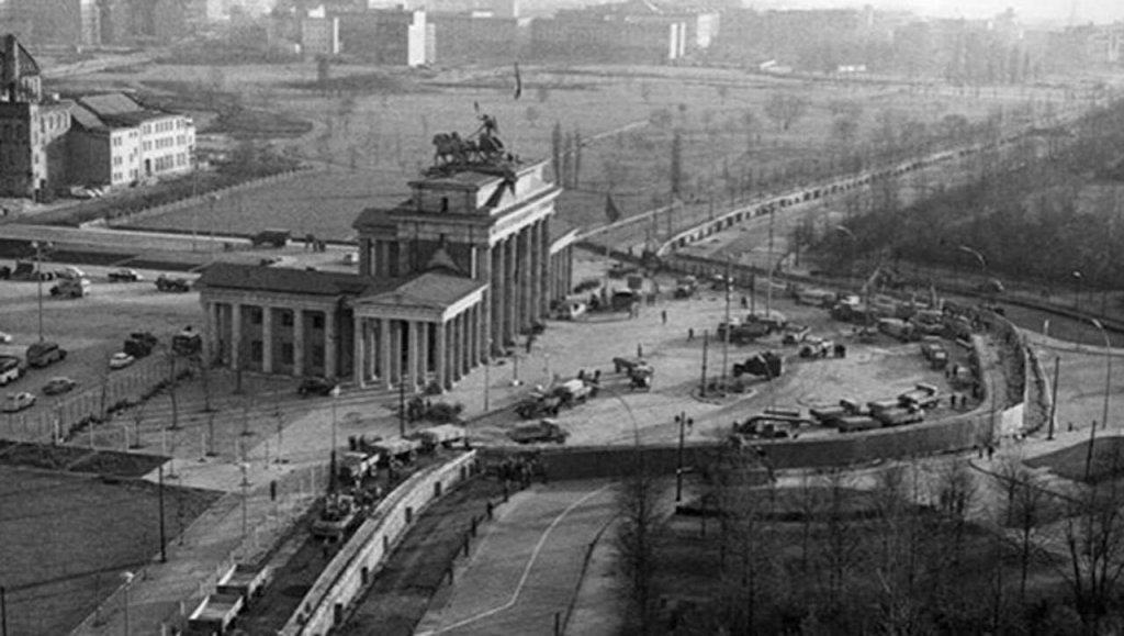 Berlin Wall 1961 (1_225b).jpg