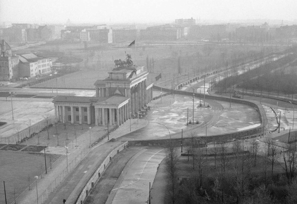 Berlin Wall 1961 (1_225e).jpg