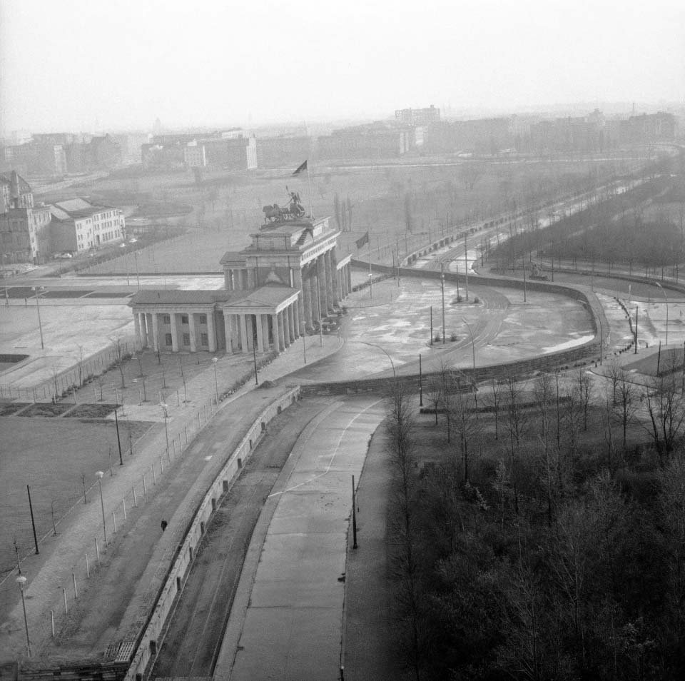 Berlin Wall 1961 (1_225f).jpg