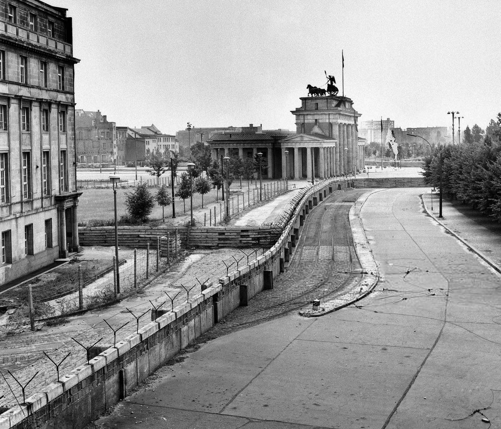 Berlin Wall 1961 (1_225g).jpg