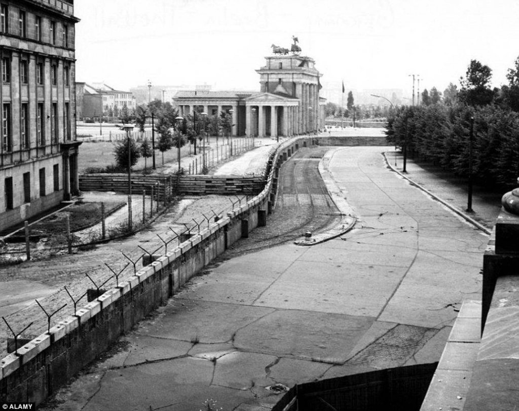 Berlin Wall 1961 (1_225h).jpg