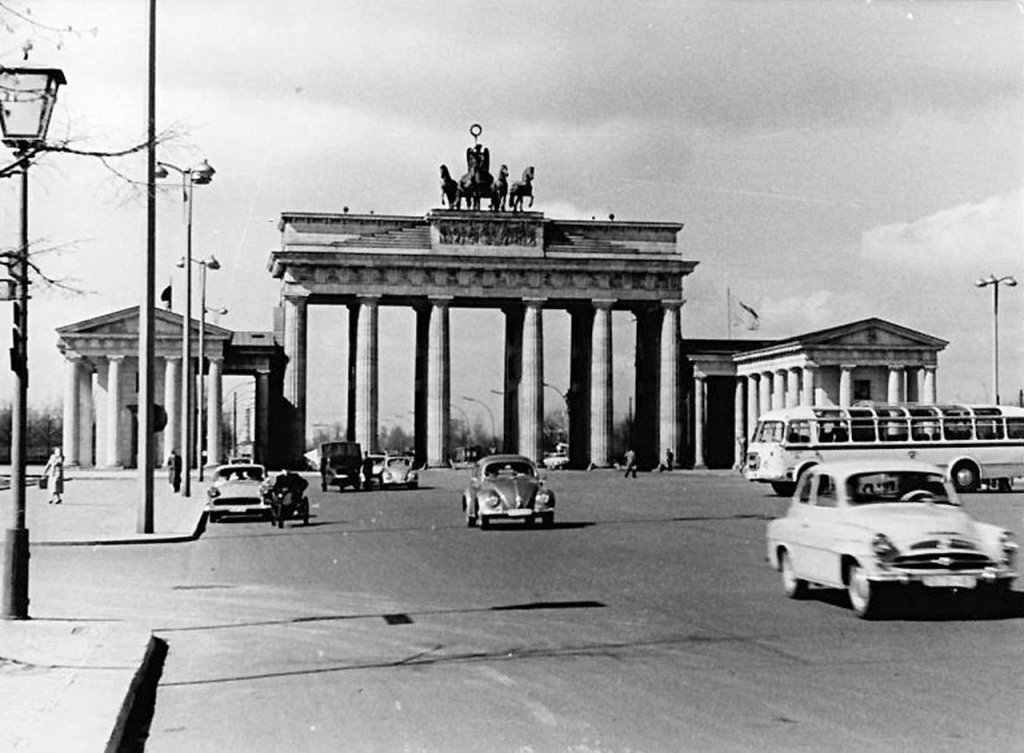 Berlin Wall 1961 (1_249_1).jpg