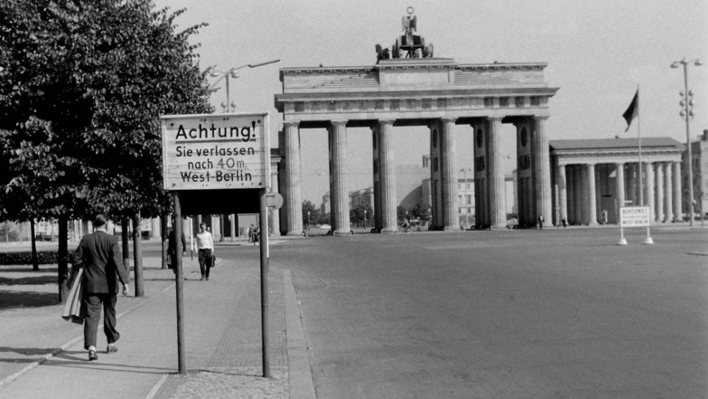 Berlin Wall 1961 (1_249_2).jpg