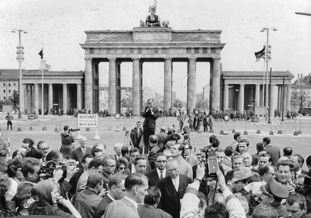 Berlin Wall 1961 (1_250).jpg