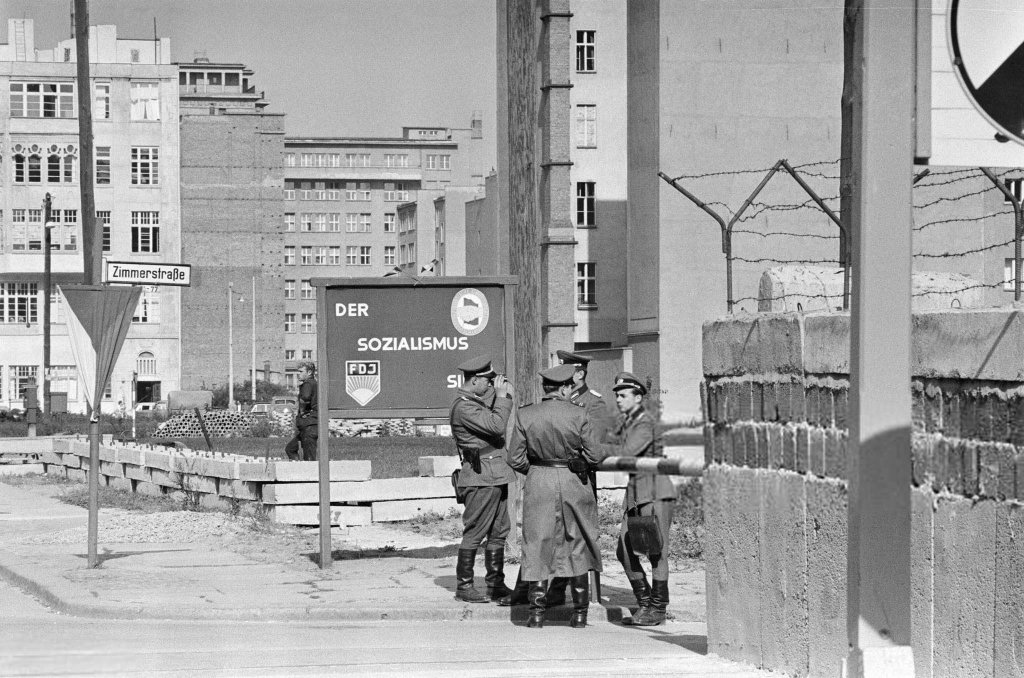 Berlin Wall 1961 (1_173_42).jpg