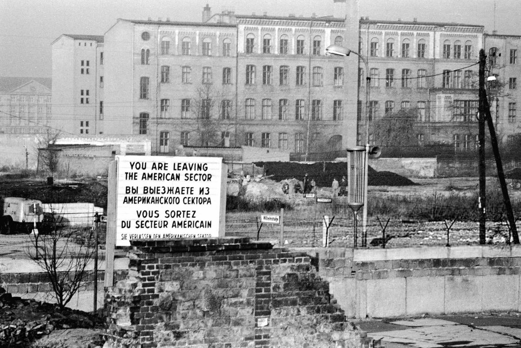 Berlin Wall 1961 (1_325).jpg