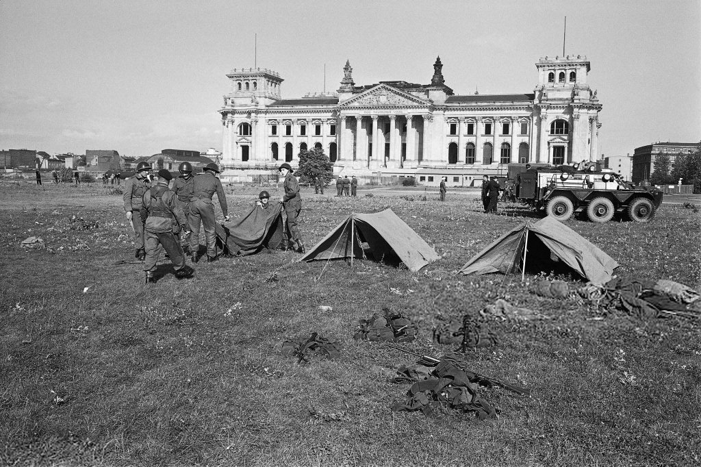 Berlin Wall 1961 (1_367_1).jpg