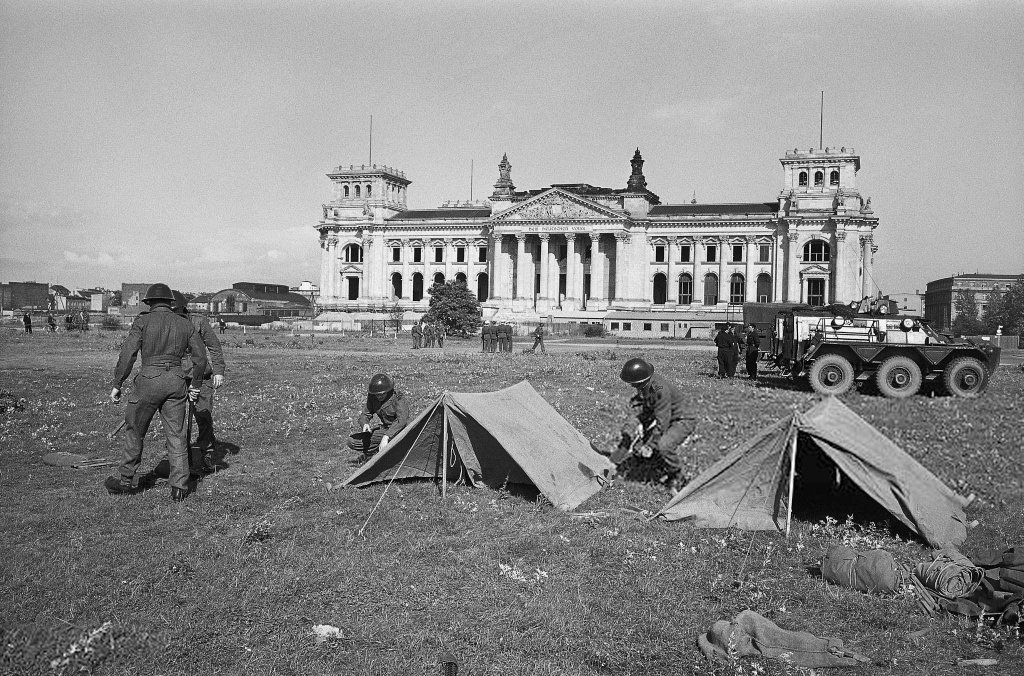 Berlin Wall 1961 (1_367_2).jpg