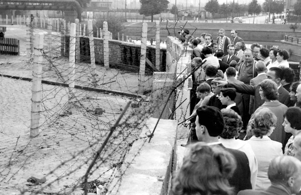 Berlin Wall 1961 (1_373b).jpg