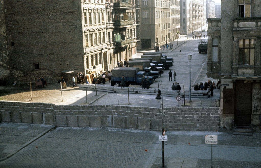 Berlin Wall 1961 (1_8_2).jpg