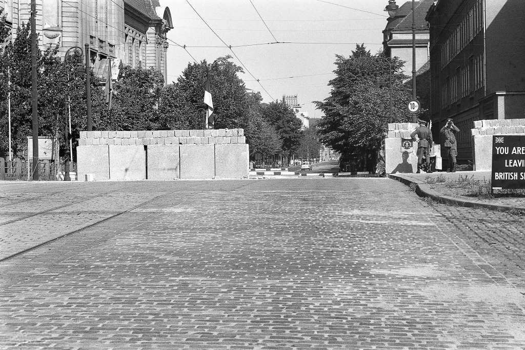 Berlin Wall 1961 (1_390_2).jpg