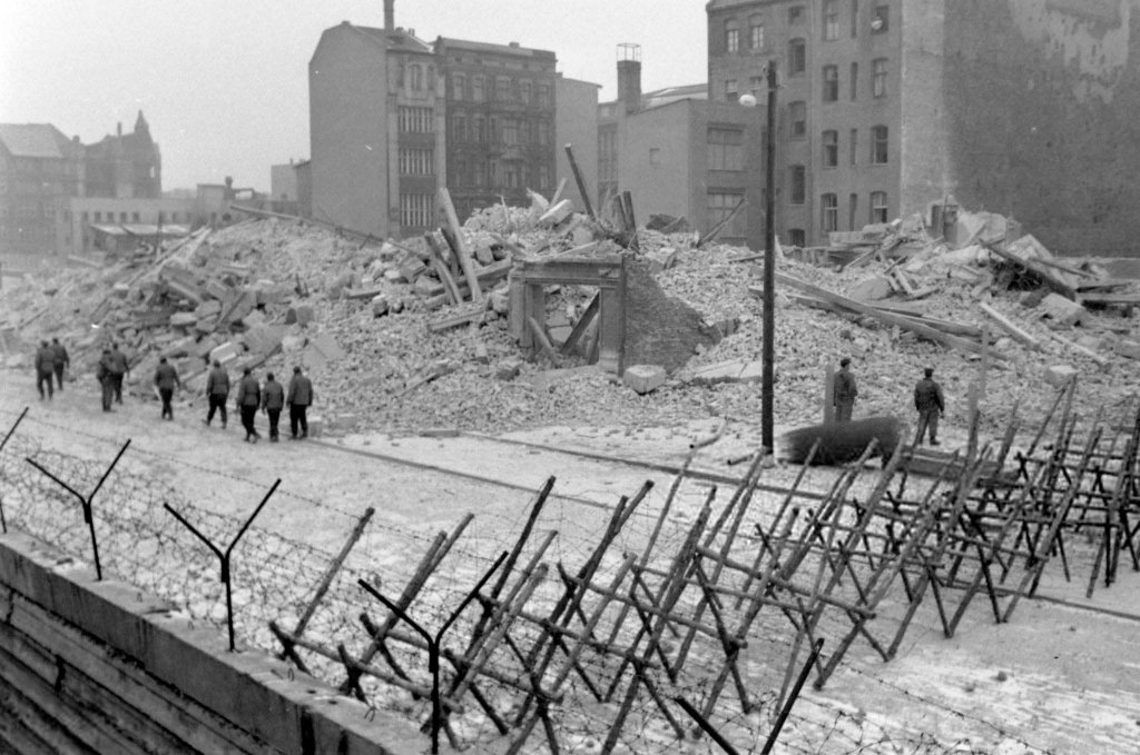 Berlin Wall 1961 (1_417_1).jpg