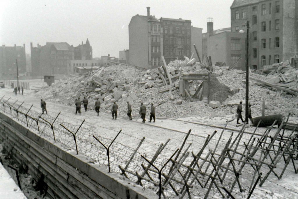 Berlin Wall 1961 (1_417_1a).jpg