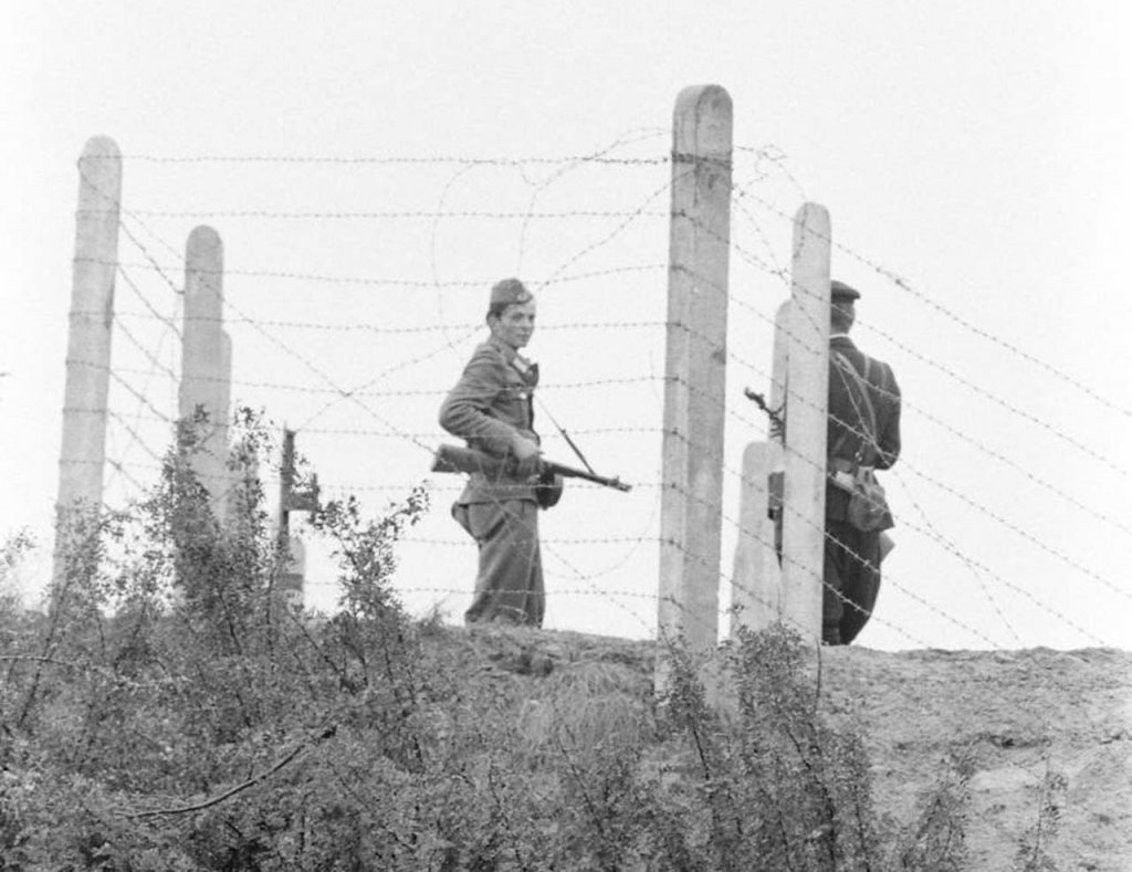 Berlin Wall 1961 (1_590).jpg