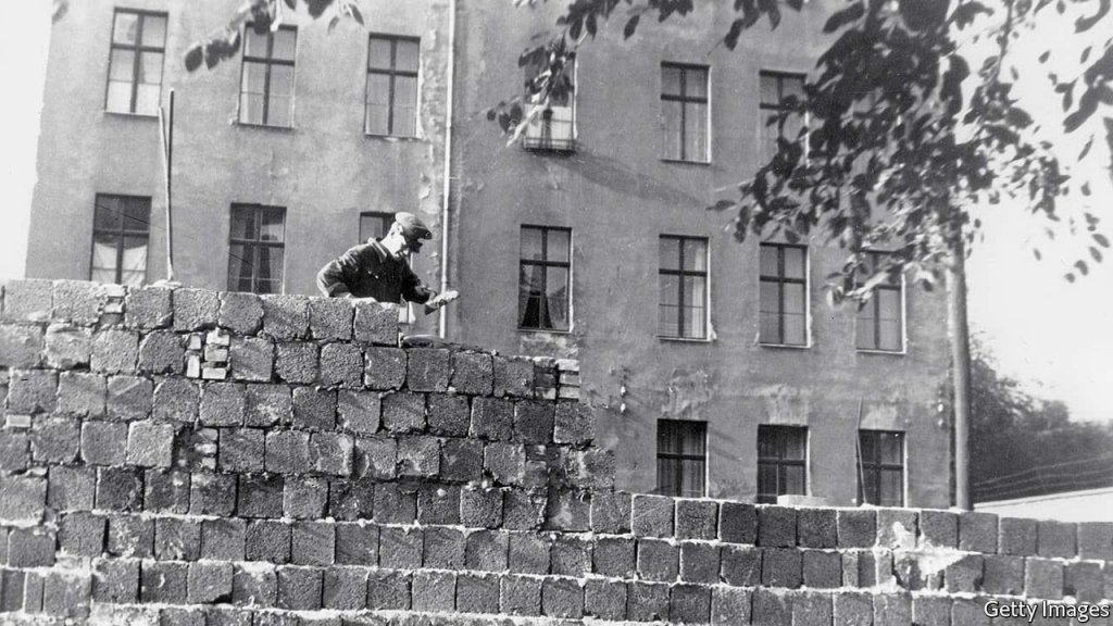 Berlin Wall 1961 (2_137_4).jpg