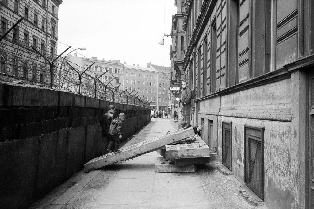 Berlin Wall 1961 (2_201).jpg