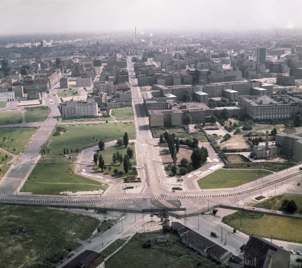 Berlin Wall 1961 (2x_106_9).jpg