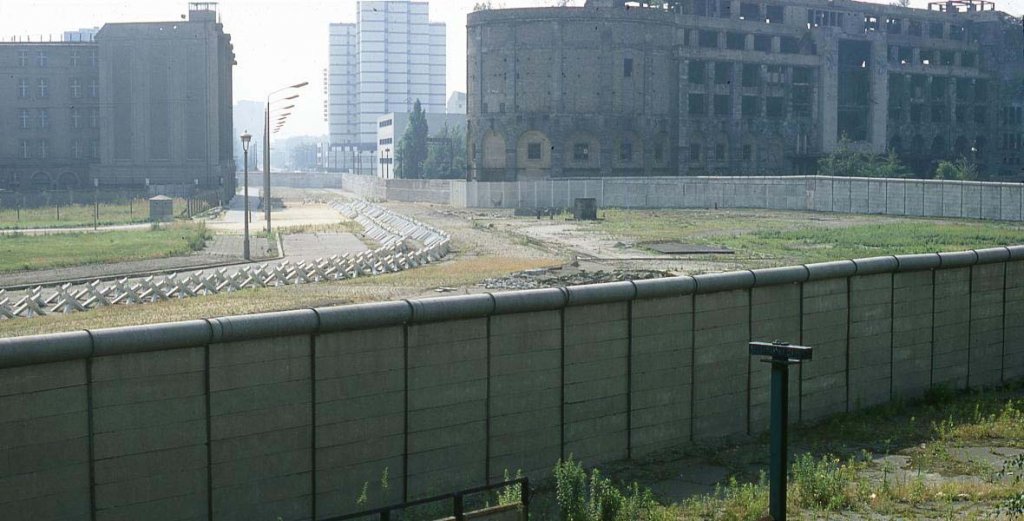 Berlin Wall 1961 (2x_106_10).jpg