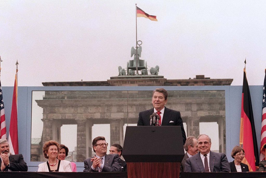 Berlin Wall 1987 (1_7).jpg