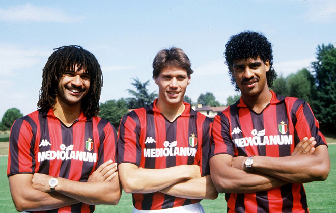 ruud-gullit-frank-rijkaard-va-marco-van-basten-trong-mau-ao-ac-milan.png