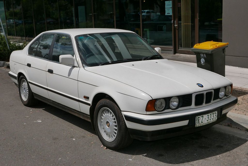 1989_BMW_525i_(E34)_sedan_(2015-11-13)_01.jpg