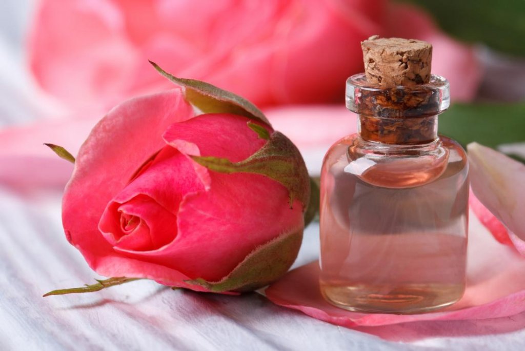 rose-water-in-small-glass-bottle-next-to-rose-flower.jpg